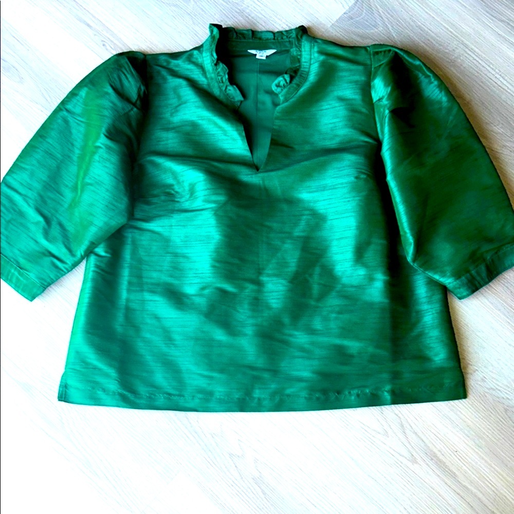 Crown & Ivy Women's Top Size 1XL Green NWOT Puff Sleeve Ruffle Neck Top Feminine